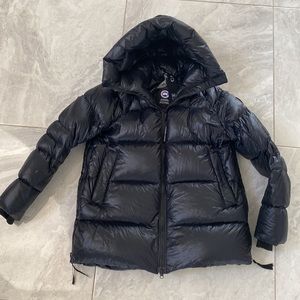 Canada Goose Women’s puffer (black label)